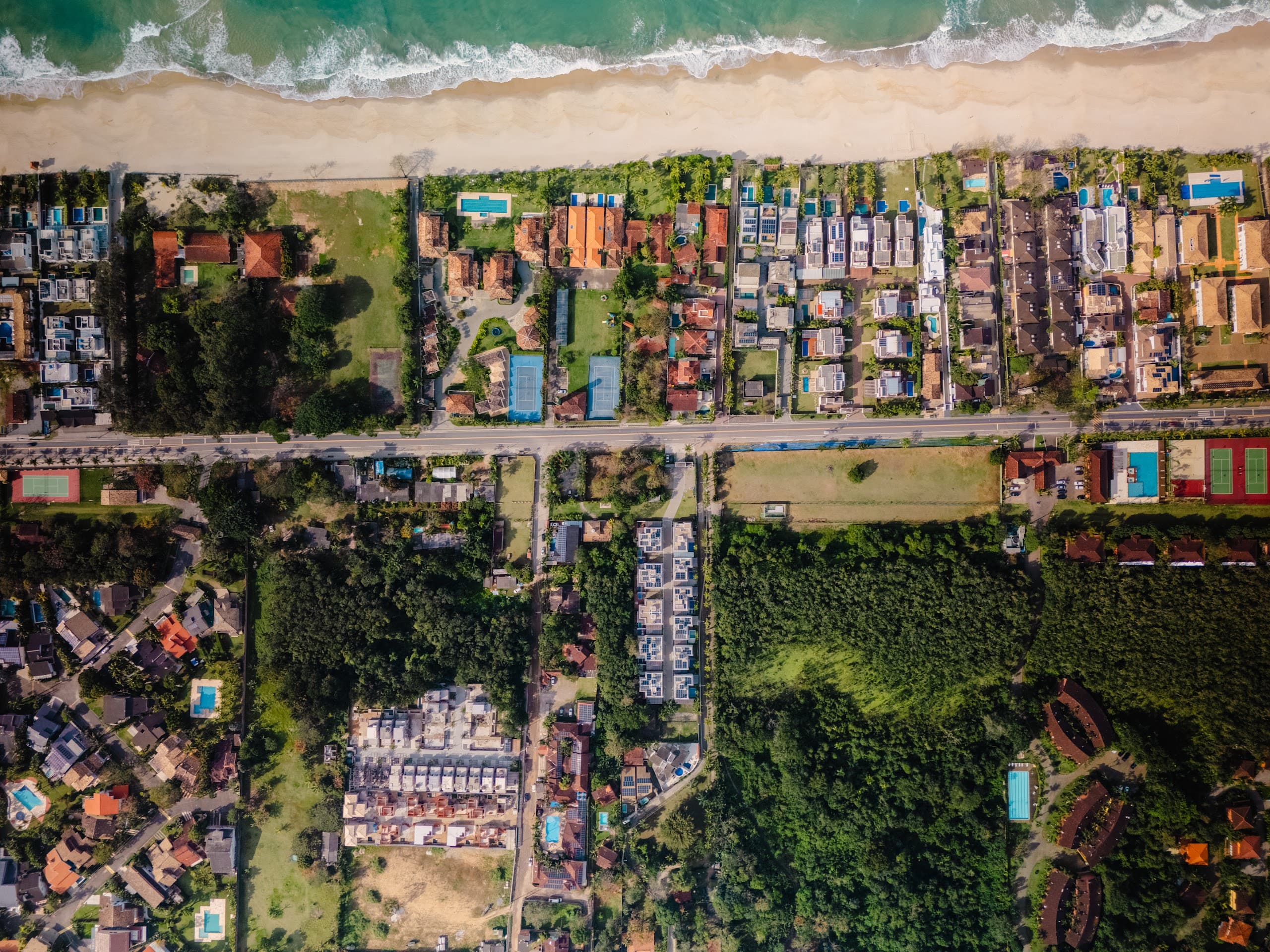 Vista aérea de Maresias com o Aroeira entre a praia e a mata