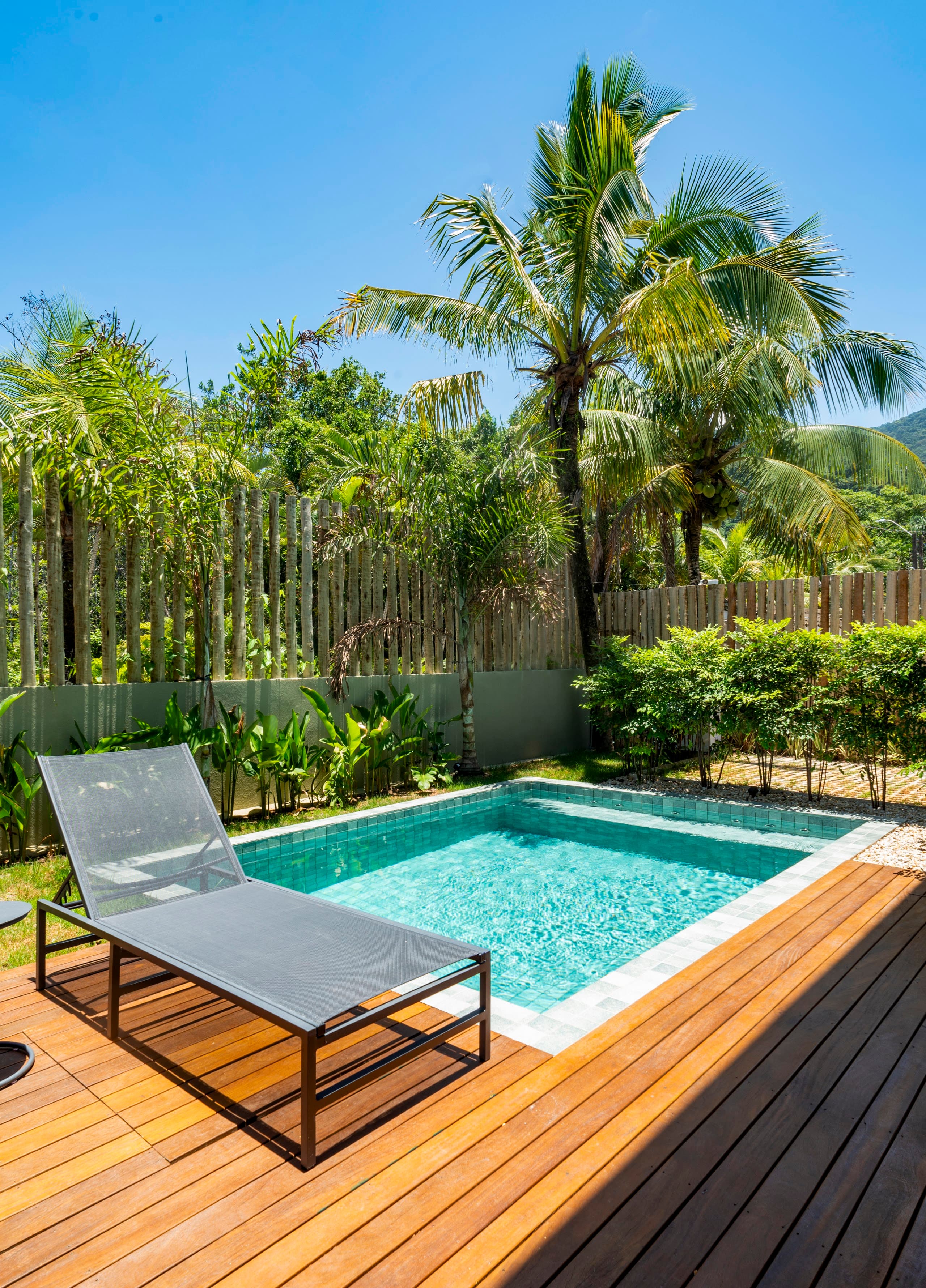 Piscina ao pé dos coqueiros, vista do deck